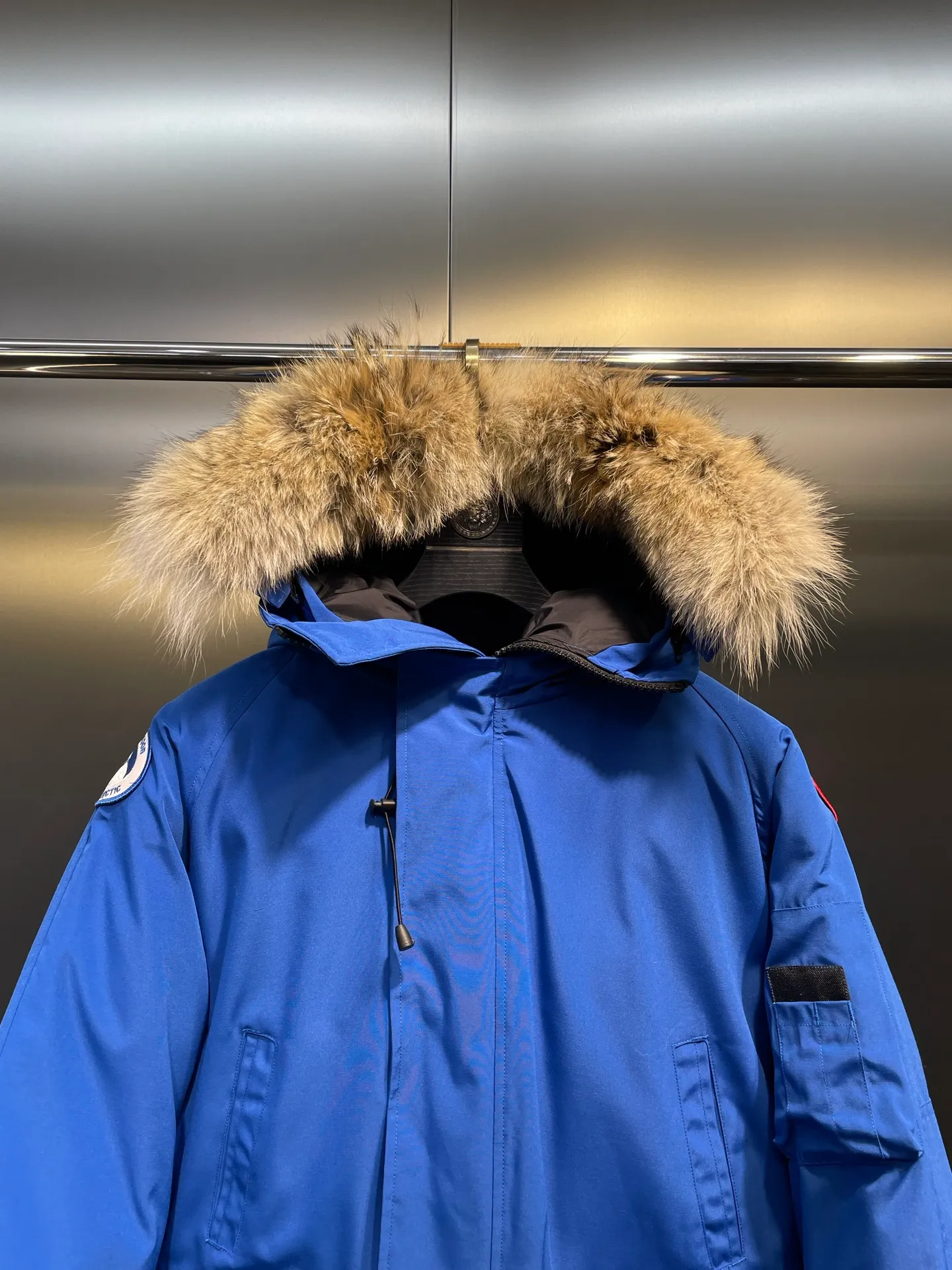 P780 high-end version Canada Goose Canada Goose #Chilliwack 7999M bomber jacket short down jacket/01 model #Men and Women Same Style# ➖ Genuine synchronous anti-counterfeiting chip sensor! ➖ Imported 21S polyester-cotton blended original fabric [last year’s 16S/18S hard fabrics have been completely eliminated, this year all use 21S genuine synchronous fabrics, the soft mid-strap feels delicate and textured], genuine synchronous Feather-Light 10D waterproof coating fabric, made of 84.5 polyester fiber and 15.5 cotton, 100% the best feel in the entire network! ➖ The genuine official website is synchronized with the national standard 80 white duck down, you can check the official website customer service, there will never be a series of misleading claims such as 90 down or goose down! ➖ Using the best nylon lining with double double-layer sealing design, velvet-proof No. 7 needle + grid-filled down ready-made garments, there is 100% no so-called velvet running! ➖ The cuffs are designed with thickened seamless threads, and the collar and pockets are lined with top-quality polar fleece to keep you warm and comfortable! ➖ Yoshida YKK provides original custom-made electroplated sliders. YKK two-way lockable zippers are tight and smooth and will not peel off paint! ➖ 3M composite guarantees that the Velcro is the same as the original, durable, and all accessories and hardware are custom-made! ➖ Imported BEHRINGER embroidery machine to customize the 10,000-needle embroidery logo, 98% of which can be reproduced to restore the original logo. You can check and compare on the official website! ➖ The fur collars are all made of large pieces of Western Canadian blue wolf hide, ensuring that each fur collar is 13-15cm wide!   Size:XS-XXL